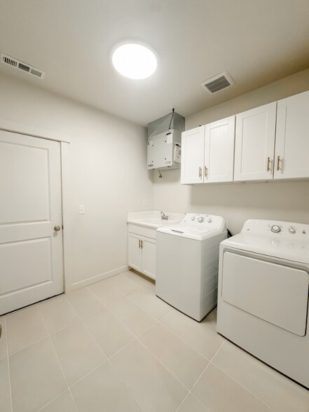 Building Photo - 742 N Doumit Dr