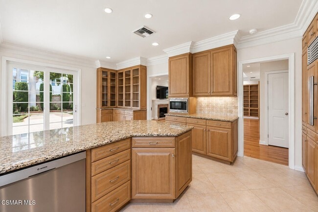 Building Photo - 5801 Middle Crest Dr