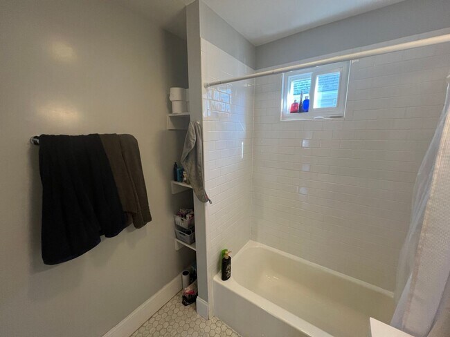 Building Photo - Very nice 3 bed 2 bath in Somerville... Don't miss out!