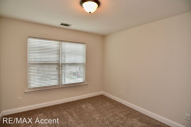 Building Photo - 3 br, 2.5 bath House - 325 Canyon Oak Loop