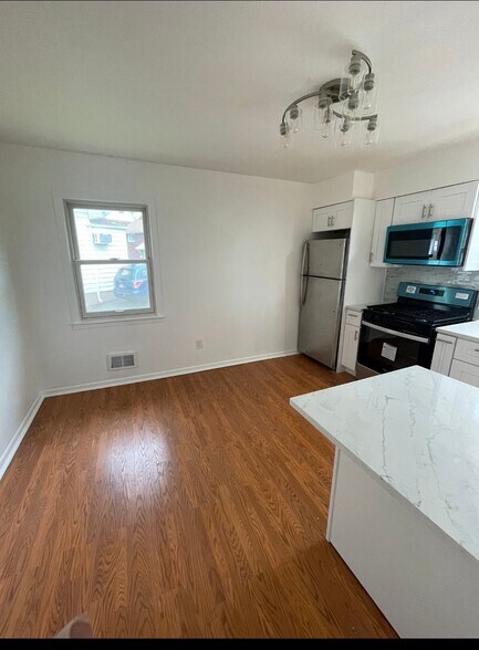 Building Photo - 588 McKinley St