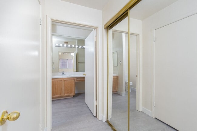 Building Photo - Move-in ready ground-floor 2 bed, 2 bath