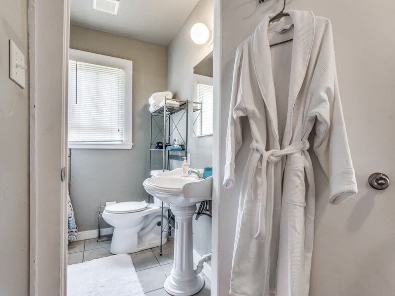 Bathroom 2-en suite - 529 NW 32nd St
