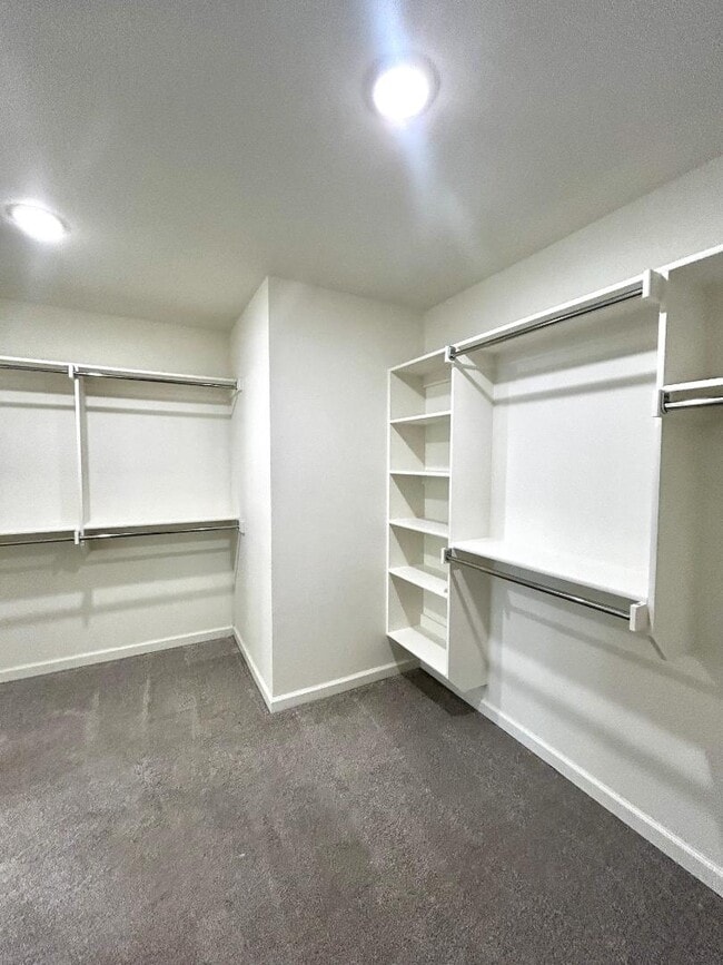 Building Photo - 127 Willow Grv Ln