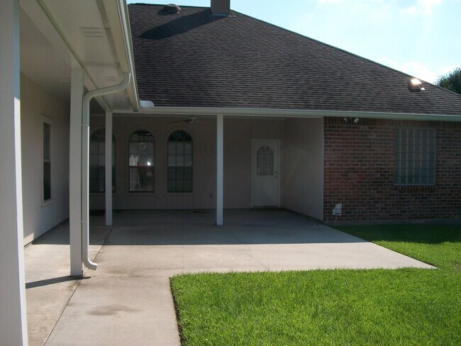 Building Photo - Spacious home in Woodlawn Estates