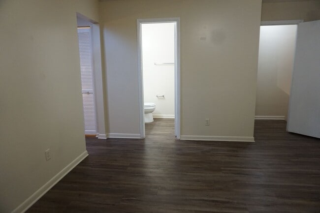 Building Photo - 2/2 Townhome Located Near NAS Jax