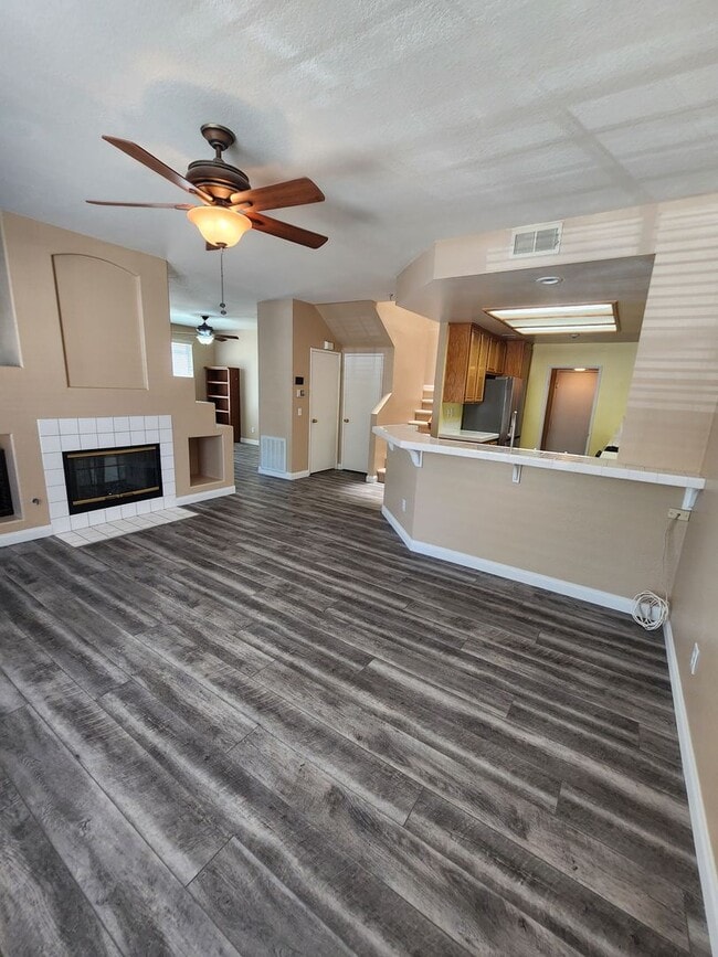Building Photo - Gorgeous & Spacious 3Bd/2.5Ba, 1,679 SqFt, 2-story Condo - Central A/C & heat, Washer/Dryer - 2 C...