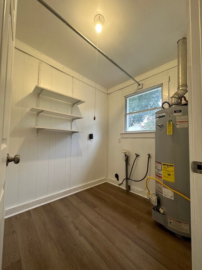 Building Photo - 1908 E Mimosa Ave