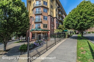 Building Photo - 700 E Denny Way