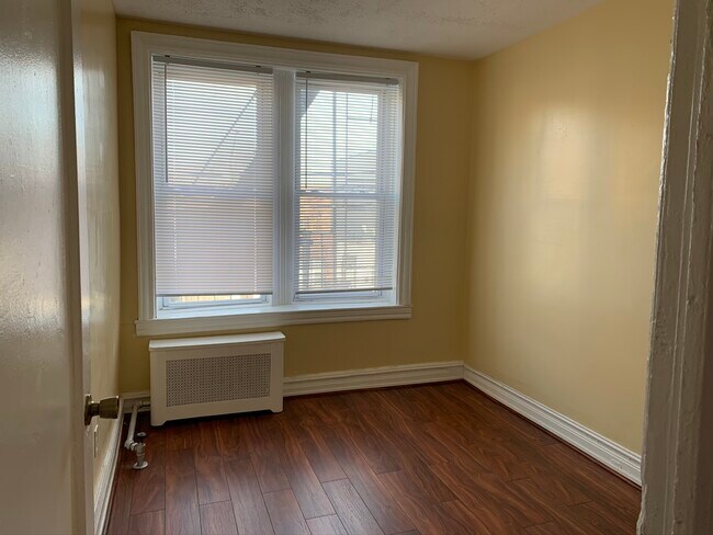 Building Photo - 556 Albany Ave