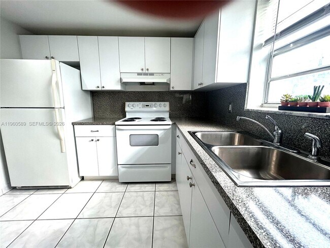 Building Photo - 910 Michigan Ave