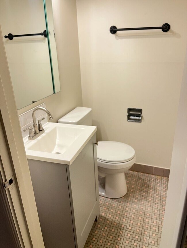 Building Photo - Beautifully updated midtown charmer!