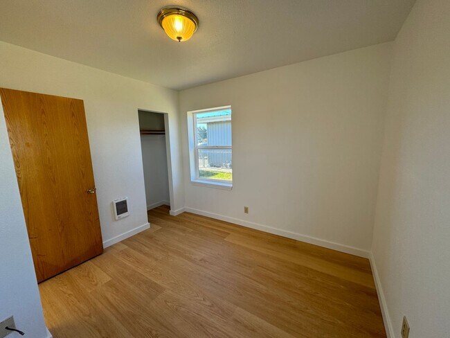 Building Photo - Adorable two bedroom cottage in Newport!