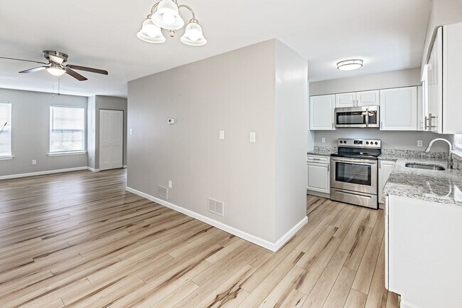 Building Photo - 2 bedroom, 2.5 bathroom townhome in Newark