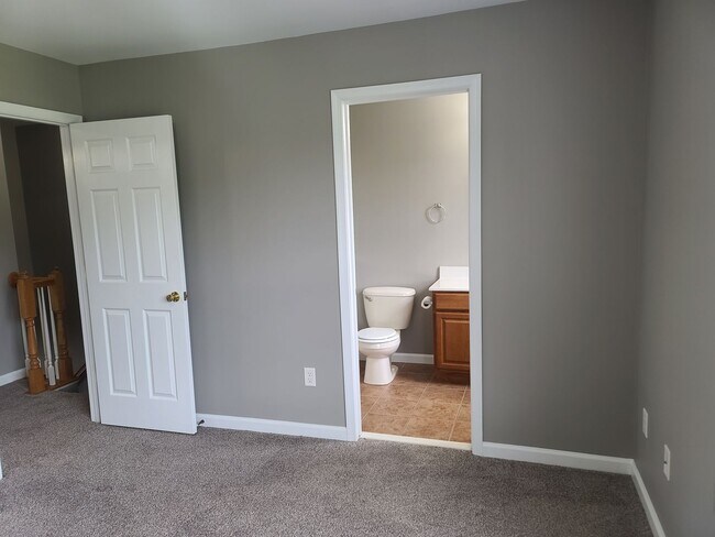 Building Photo - 3 Bed 2.5 Bath Townhome Ready for You in W...