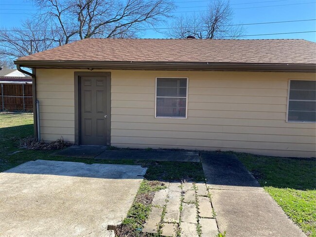 Building Photo - 900 Haggard St