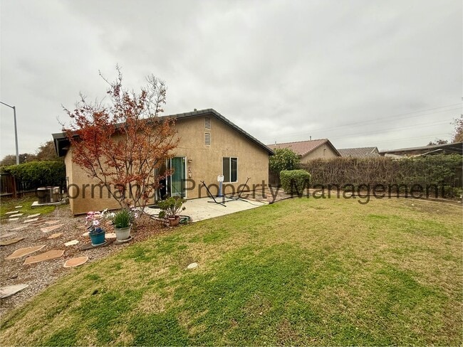 Building Photo - Charming 3 Bed/2 Bath San Lauren Home