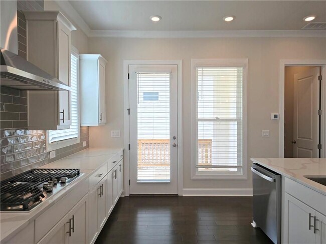 Building Photo - 657 SUMMIT HILL Way