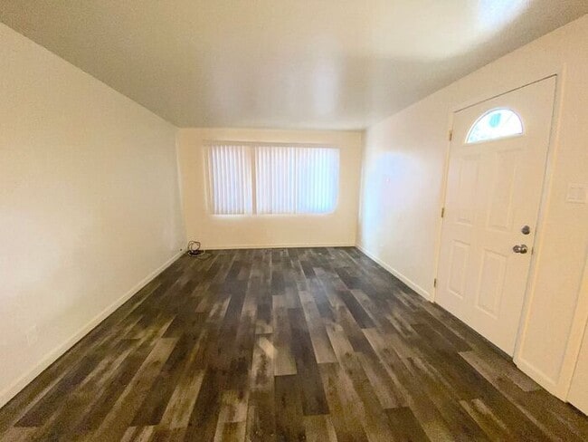 Building Photo - Charming Sparks Duplex - Yard/Garage/Centr...