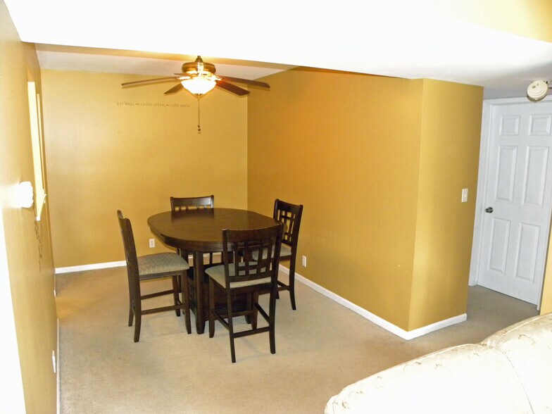 Building Photo - 3608 Lakeshore Dr