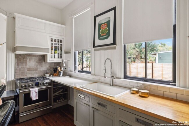 Building Photo - HISTORIC CHARM IN KING WILLIAM