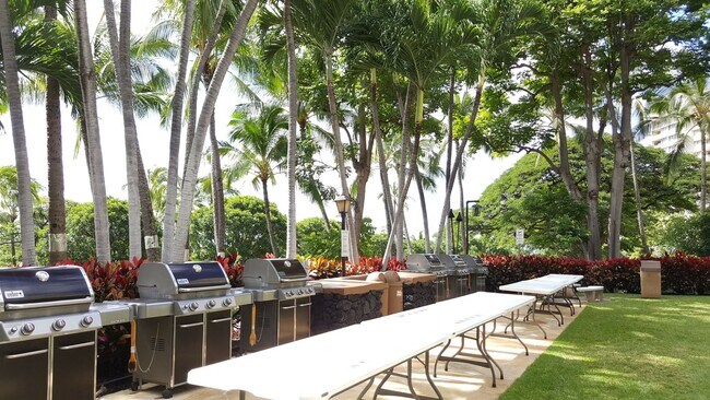 Building Photo - Beautiful 1/1 Penthouse unit at Makaha Valley Towers