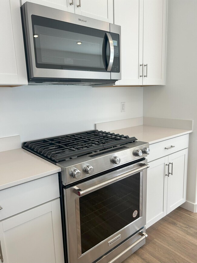 Building Photo - 613 N Pear Dr