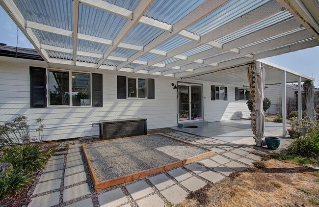 Building Photo - Welcome to this Beautifully Remodeled Ranc...