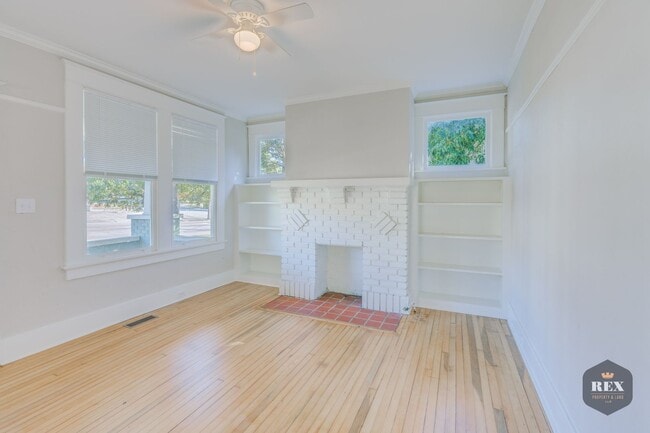 Building Photo - Central Location, Hardwood Floors, Recently Updated