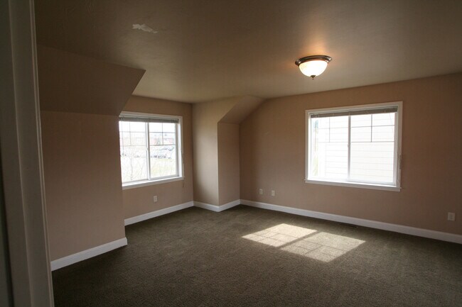 Building Photo - Matheson Way Townhouse