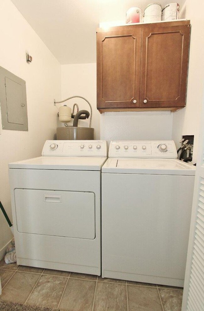 Building Photo - Clean Townhouse Centrally Located on the B...