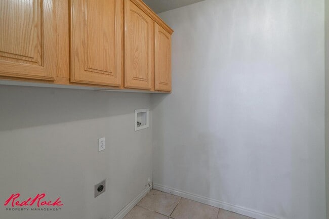 Building Photo - Fresh Carpet! Spacious 5-Bedroom Townhome