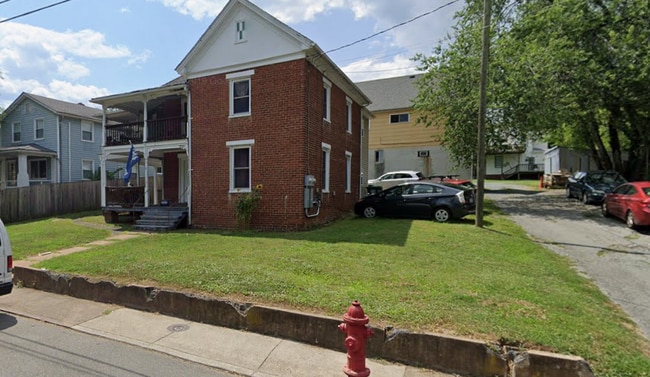 Building Photo - 225 Douglas Ave