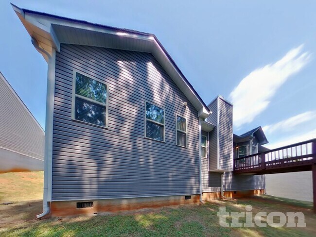 Building Photo - 652 Amberwood Dr