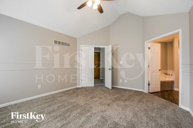 Building Photo - 1049 NE Queens Cir