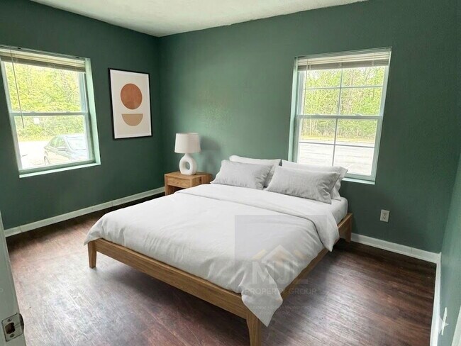 Building Photo - Spacious 3 Bedroom / 1 Bath Apartment in Sugar Creek *Ready Now*