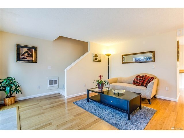 Building Photo - Beautiful 2 Bed 1.5 Bath in Sought After Woodridge, Bellevue.
