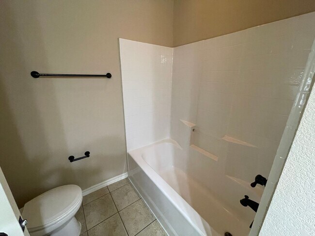 Building Photo - 2408-2410 Ravenwood Court