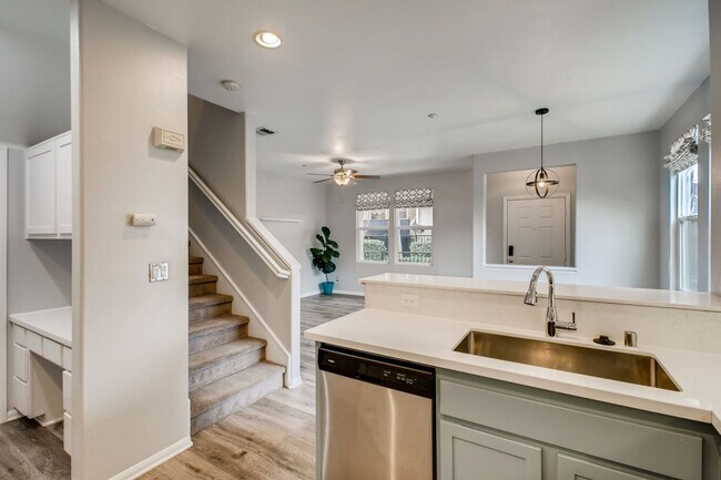 Building Photo - Fantastic 4 Bedroom House in Central San Diego Available in August!!