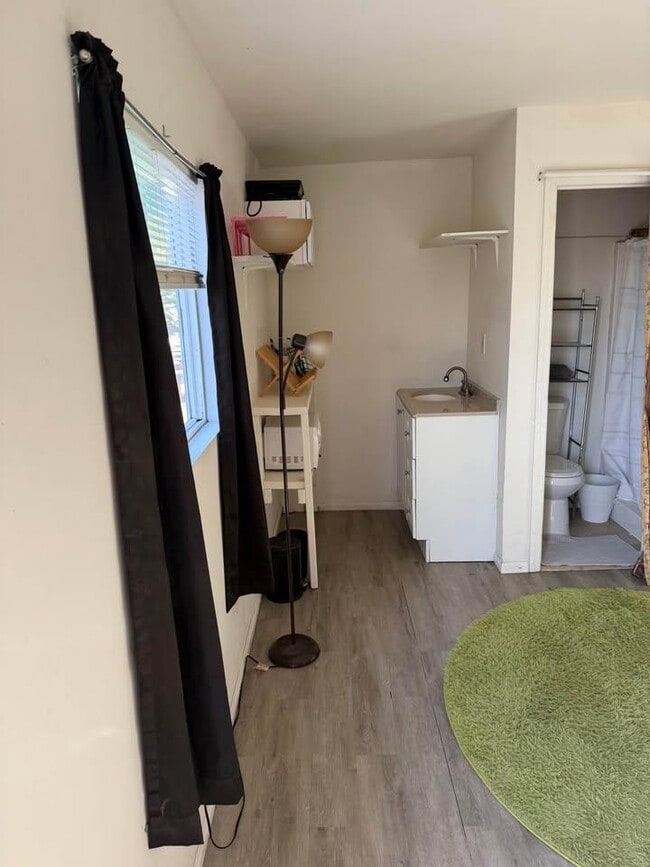 Building Photo - 1416 L Ave