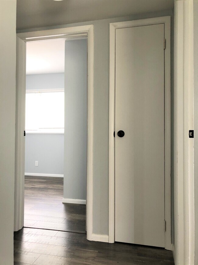 Building Photo - 3441 W Warren Dr