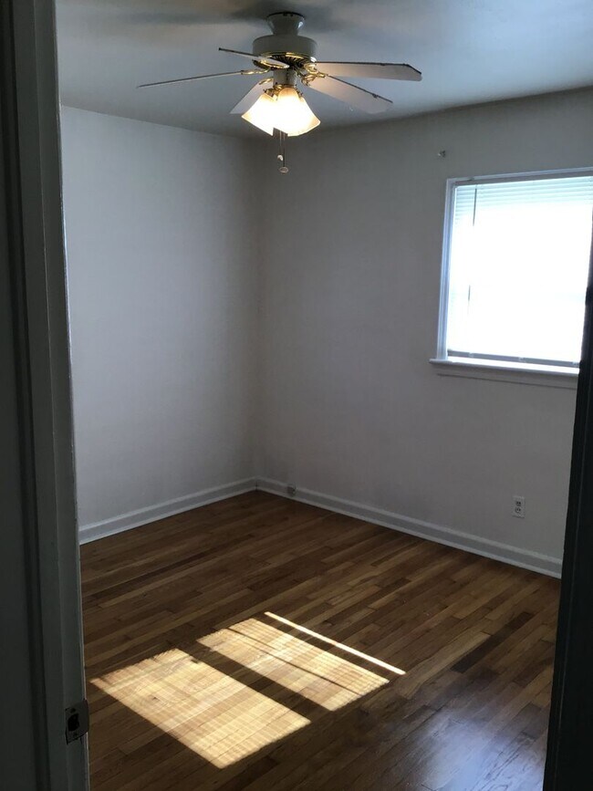 Building Photo - Spacious 3 bedroom 1 bath available soon (...