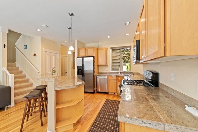 Building Photo - 3Bd/2.5Ba Kirkland Townhouse