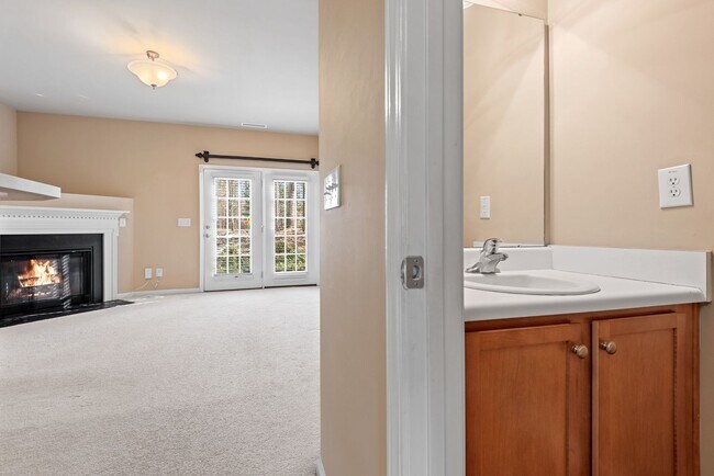 Building Photo - Two Bedroom Durham Townhouse: Available August 7th