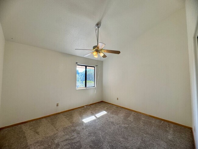 Building Photo - 2555 Westridge Dr