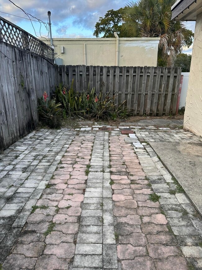 Building Photo - 2733 NE 1st Terrace