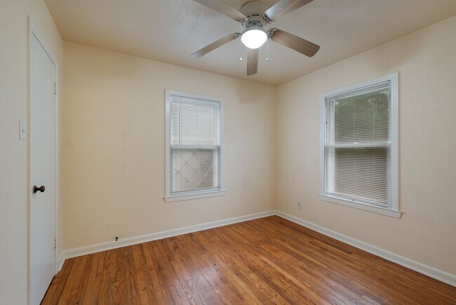 Building Photo - Rare Olmos Park Rental