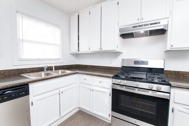 Building Photo - Move-In Ready 2BR in Central Sacramento — Pets Welcome