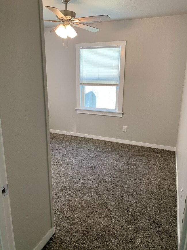 Building Photo - FULLY REMODELED Large 4/2, Close to Enloe and Chico State