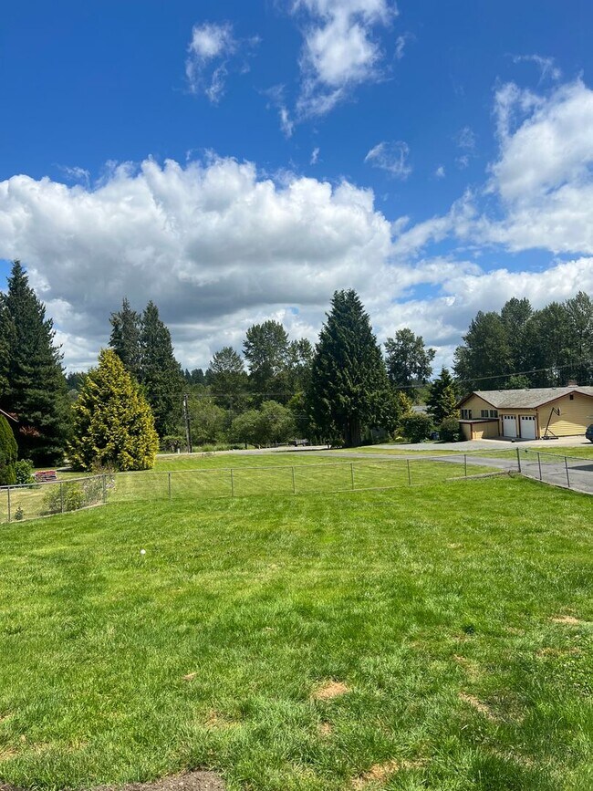 Building Photo - 3 bedroom 2.5 bathroom Home in Lake Steven...